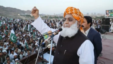 مولانا فضل الرحمان خیبرپختونخوا میں ایمرجنسی کے فیصلے پر پریس کانفرنس کرتے ہوئے