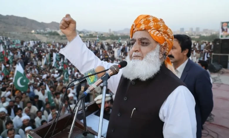 مولانا فضل الرحمان خیبرپختونخوا میں ایمرجنسی کے فیصلے پر پریس کانفرنس کرتے ہوئے