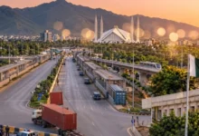 اسلام آباد میں لانگ مارچ کے پیش نظر سڑکوں اور داخلی راستوں سے کنٹینرز ہٹانے کا عمل
