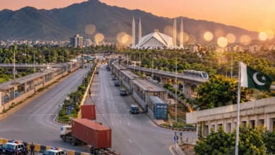 اسلام آباد میں لانگ مارچ کے پیش نظر سڑکوں اور داخلی راستوں سے کنٹینرز ہٹانے کا عمل