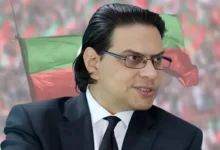 پاکستان تحریک انصاف کے سیکرٹری جنرل سلمان اکرم راجہ خطاب کرتے ہوئے